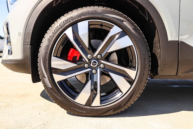 2025 Volvo XC40 Plus - Photo 11