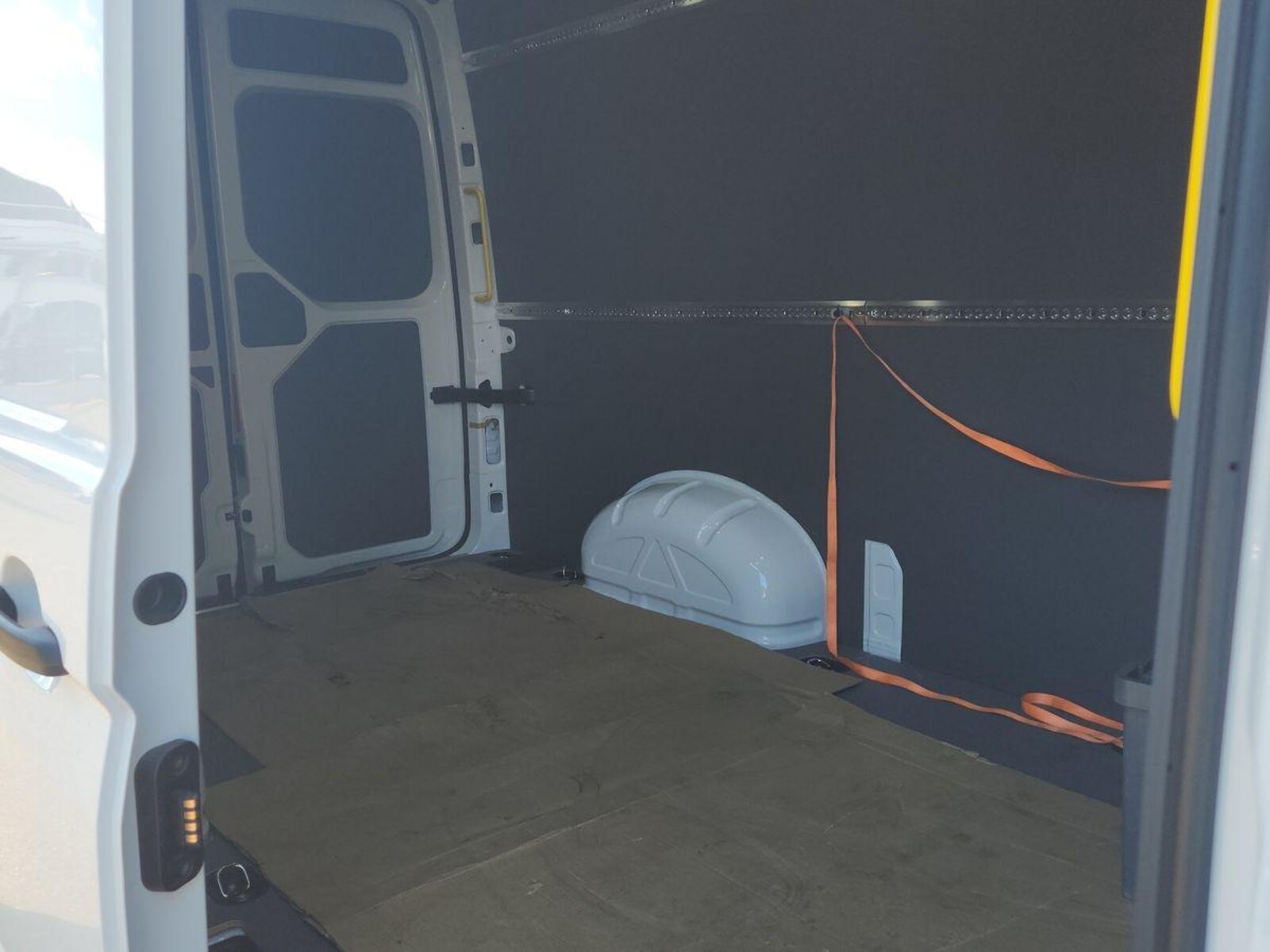 Volkswagen Crafter Kasten mittlerer Radstand – Bild 14