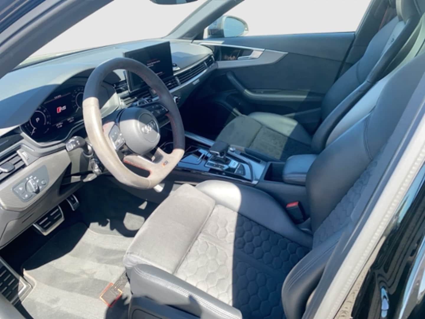 Bild über Audi RS 4 Avant TFSI quattro tiptronic - für weitere Informationen kontaktieren Sie den Audi Partner