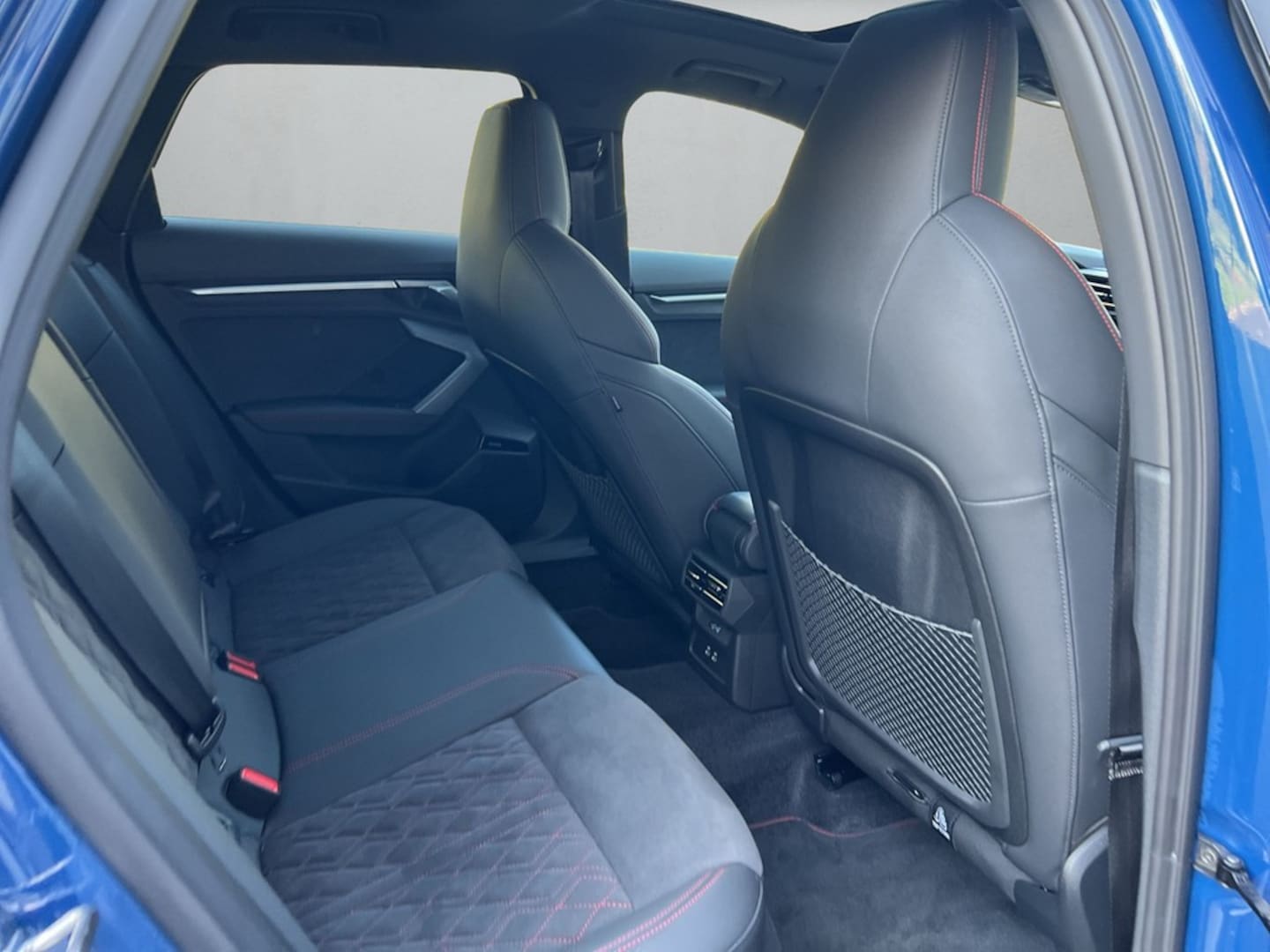 Bild über Audi S3 Sportback TFSI quattro S tronic - für weitere Informationen kontaktieren Sie den Audi Partner