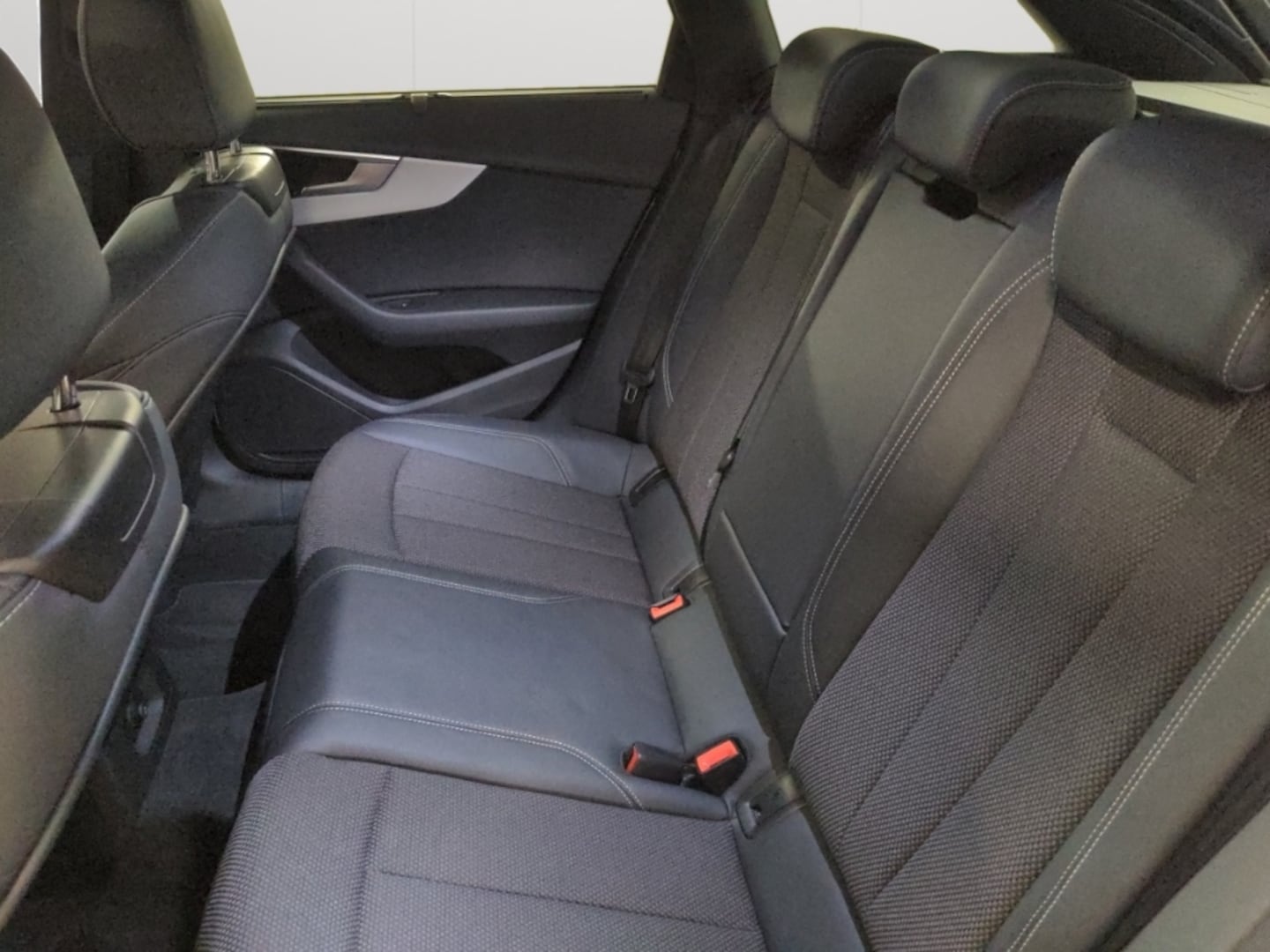 Bild über Audi A4 Avant S line 40 TFSI quattro S tronic - für weitere Informationen kontaktieren Sie den Audi Partner