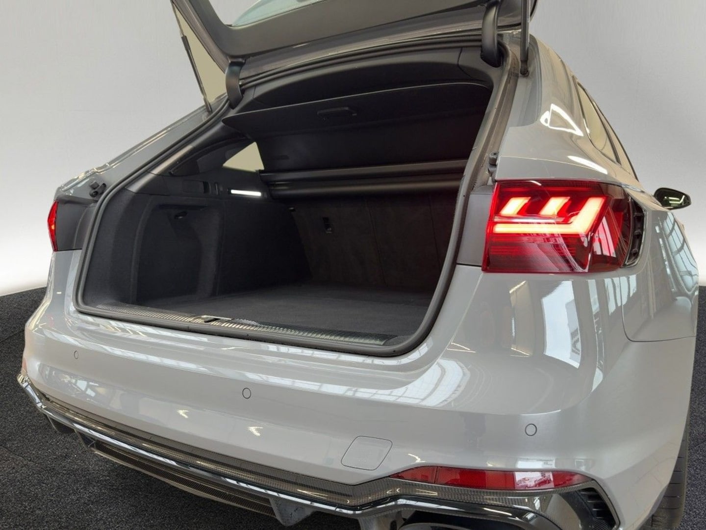 Bild über Audi RS 4 Avant TFSI quattro tiptronic - für weitere Informationen kontaktieren Sie den Audi Partner