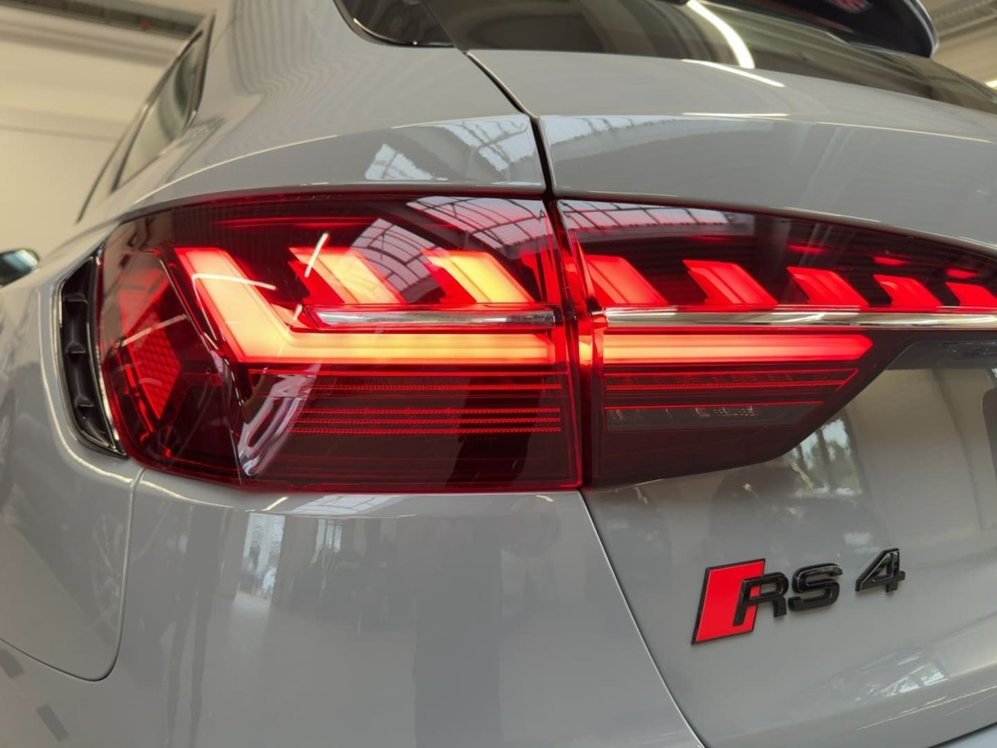 Bild über Audi RS 4 Avant TFSI quattro tiptronic - für weitere Informationen kontaktieren Sie den Audi Partner