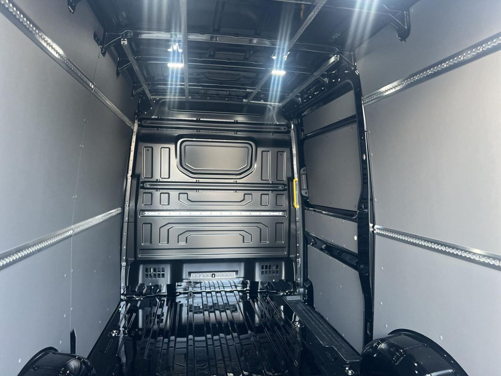 Volkswagen Crafter Kasten mittlerer Radstand – Bild 15