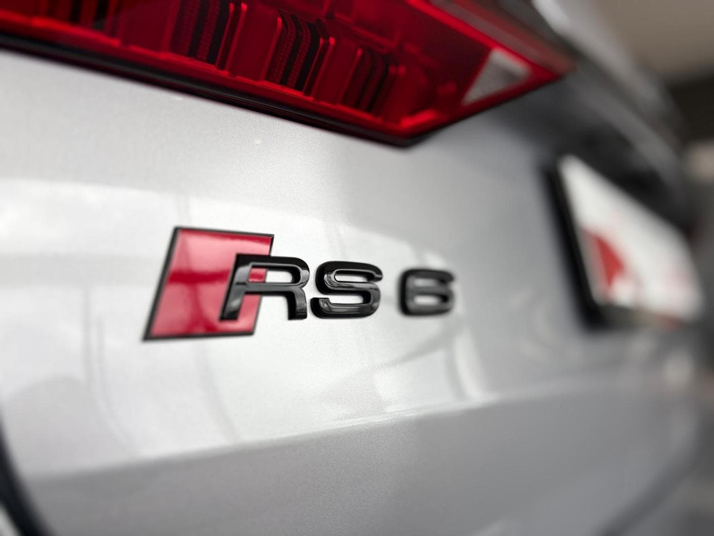 Bild über Audi RS 6 Avant performance quattro tiptronic - für weitere Informationen kontaktieren Sie den Audi Partner