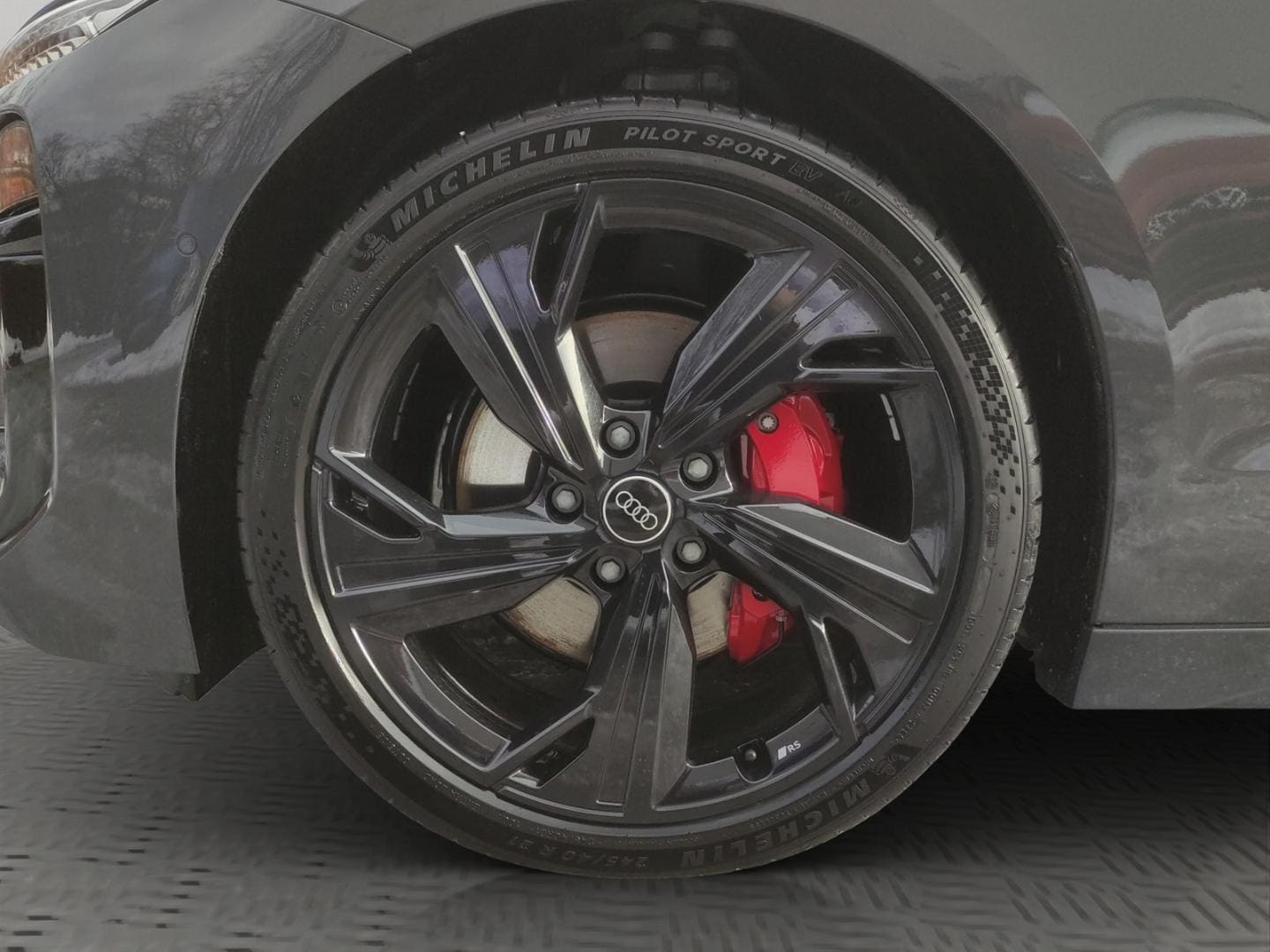 Bild über Audi A6 Avant e-tron e-tron performance - für weitere Informationen kontaktieren Sie den Audi Partner