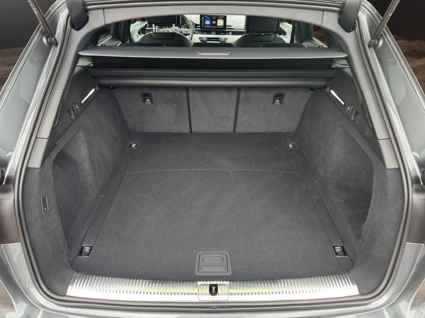 Bild über Audi A4 Avant S line 40 TFSI quattro S tronic - für weitere Informationen kontaktieren Sie den Audi Partner