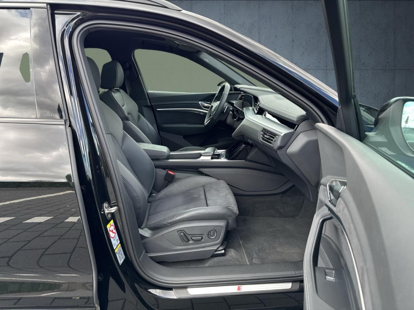Bild über Audi Q8 e-tron S line 50 e-tron quattro 250 kW - für weitere Informationen kontaktieren Sie den Audi Partner