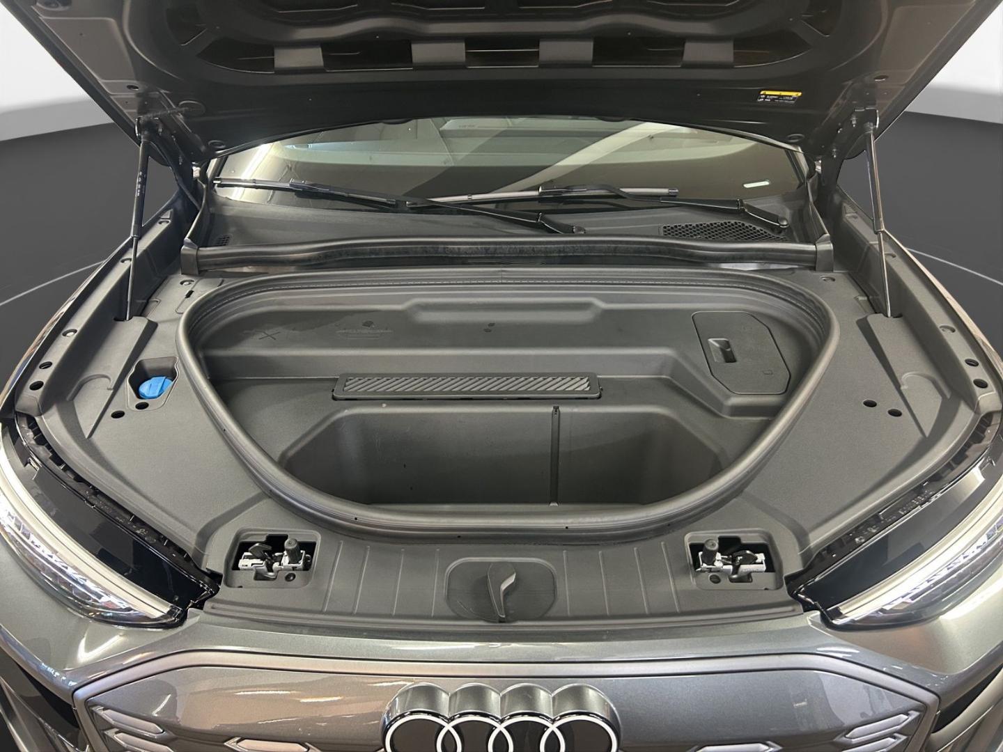 Image about Audi Q6 SUV e-tron e-tron quattro