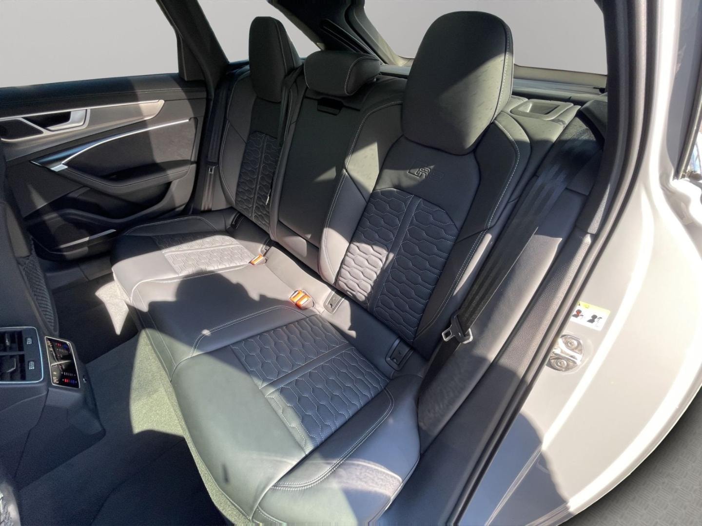 Bild über Audi RS 6 Avant TFSI quattro tiptronic - für weitere Informationen kontaktieren Sie den Audi Partner