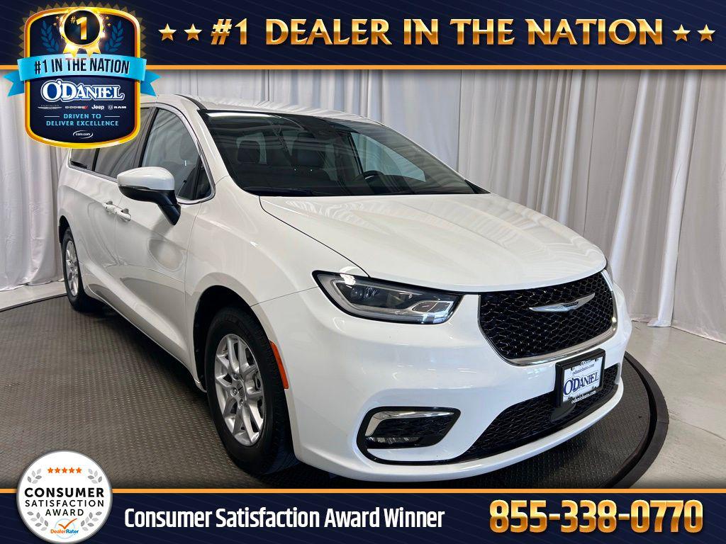 2023 Chrysler Pacifica Touring L's photo