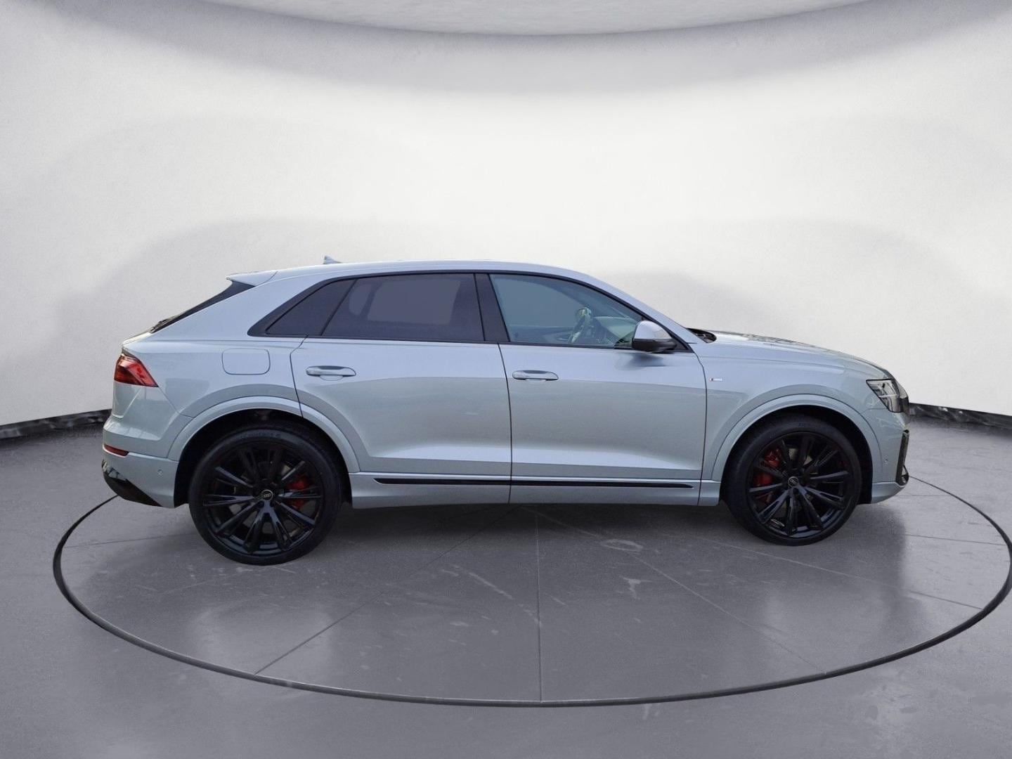 Bild über Audi Q8 SUV S line business TFSI quattro 250 kW tiptronic - für weitere Informationen kontaktieren Sie den Audi Partner