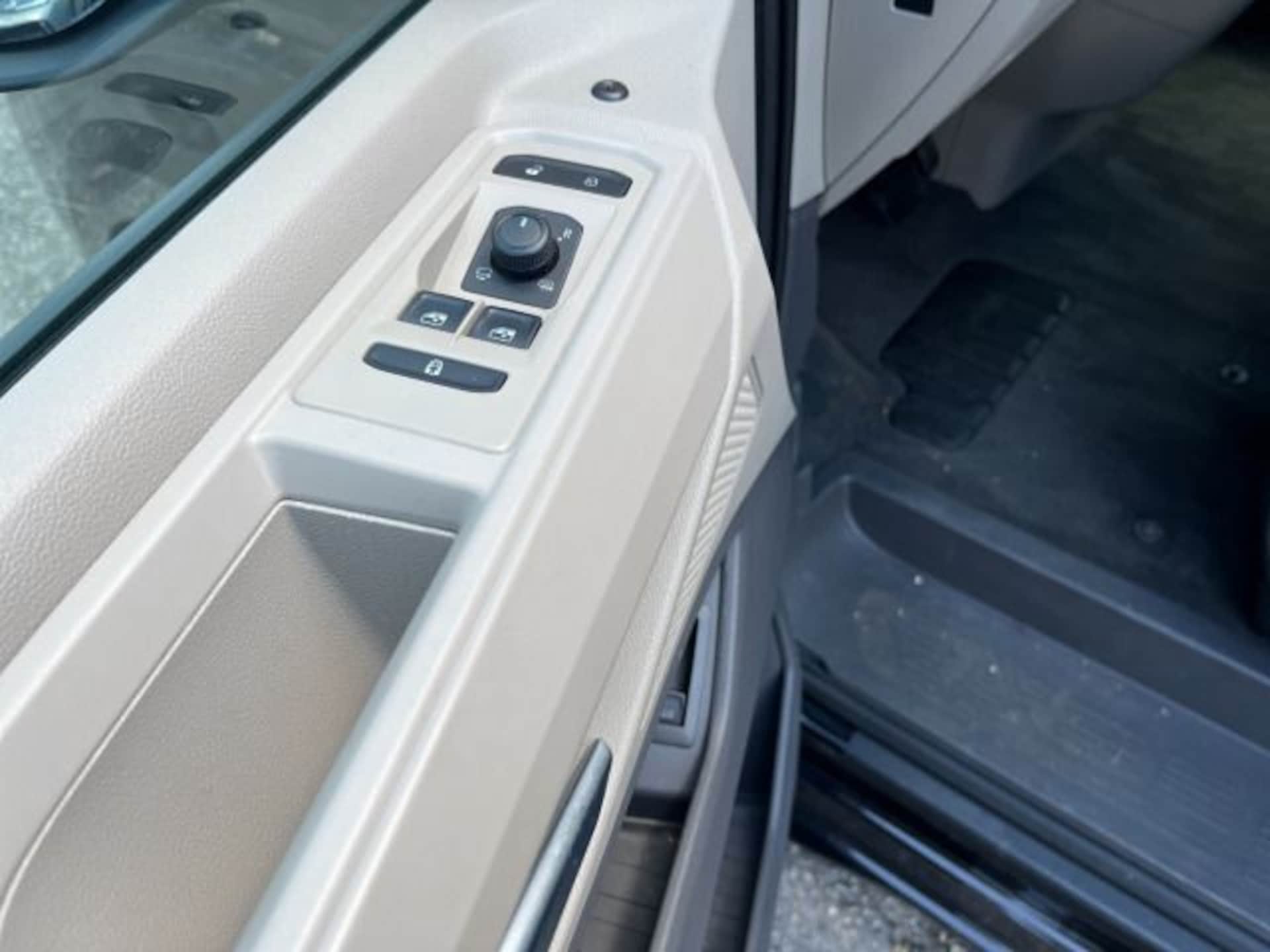 Volkswagen Multivan Langversion Basis-Modell