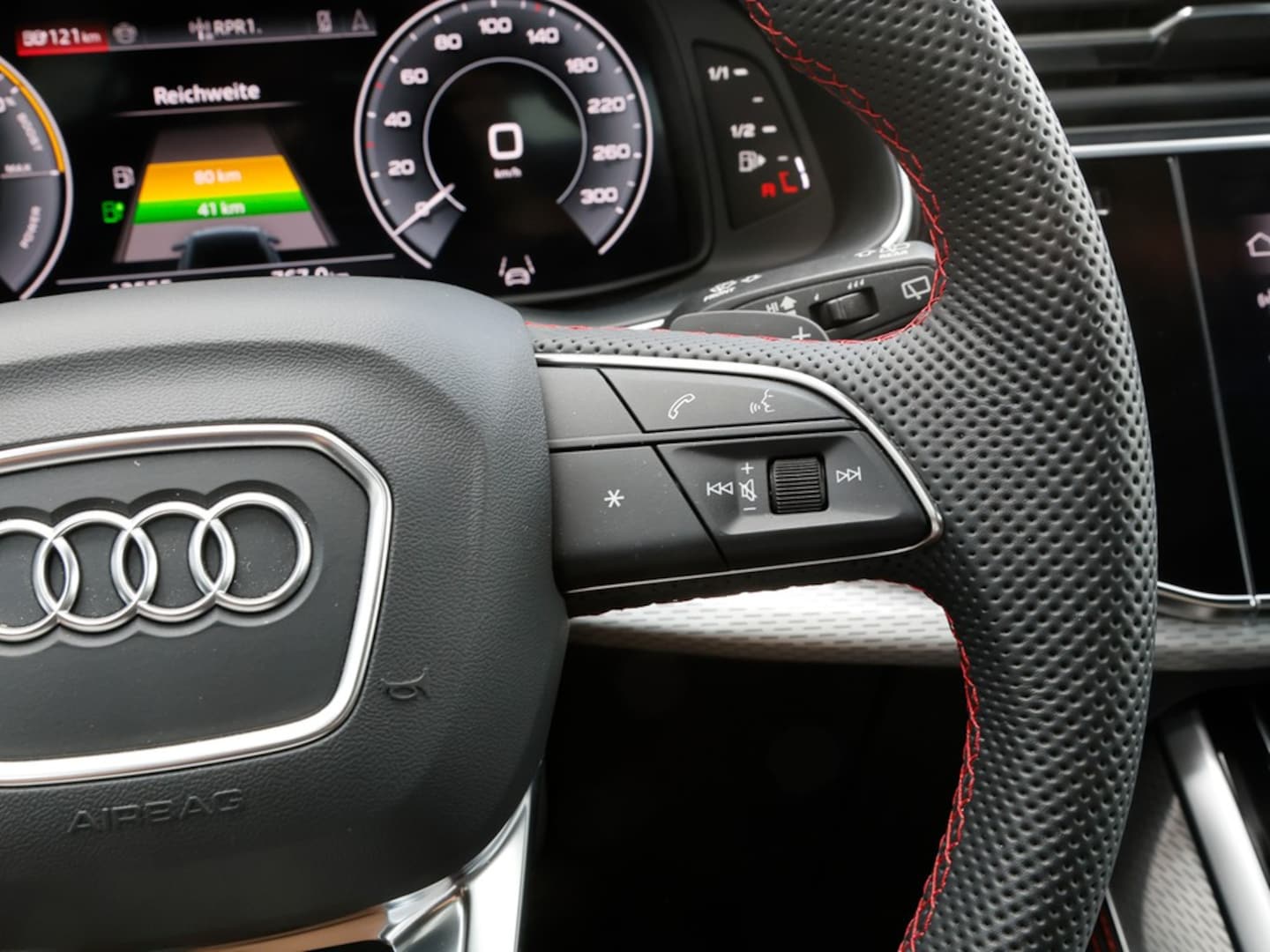 Bild über Audi Q8 SUV TFSI e S line business TFSI e quattro 360 kW tiptronic - für weitere Informationen kontaktieren Sie den Audi Partner
