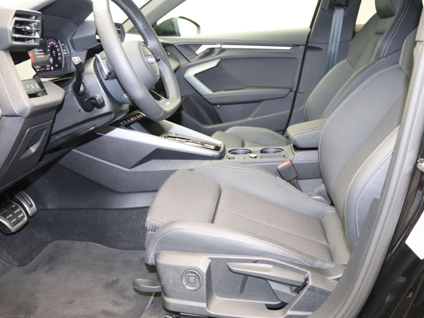 Bild über Audi S3 Limousine TFSI quattro S tronic - für weitere Informationen kontaktieren Sie den Audi Partner