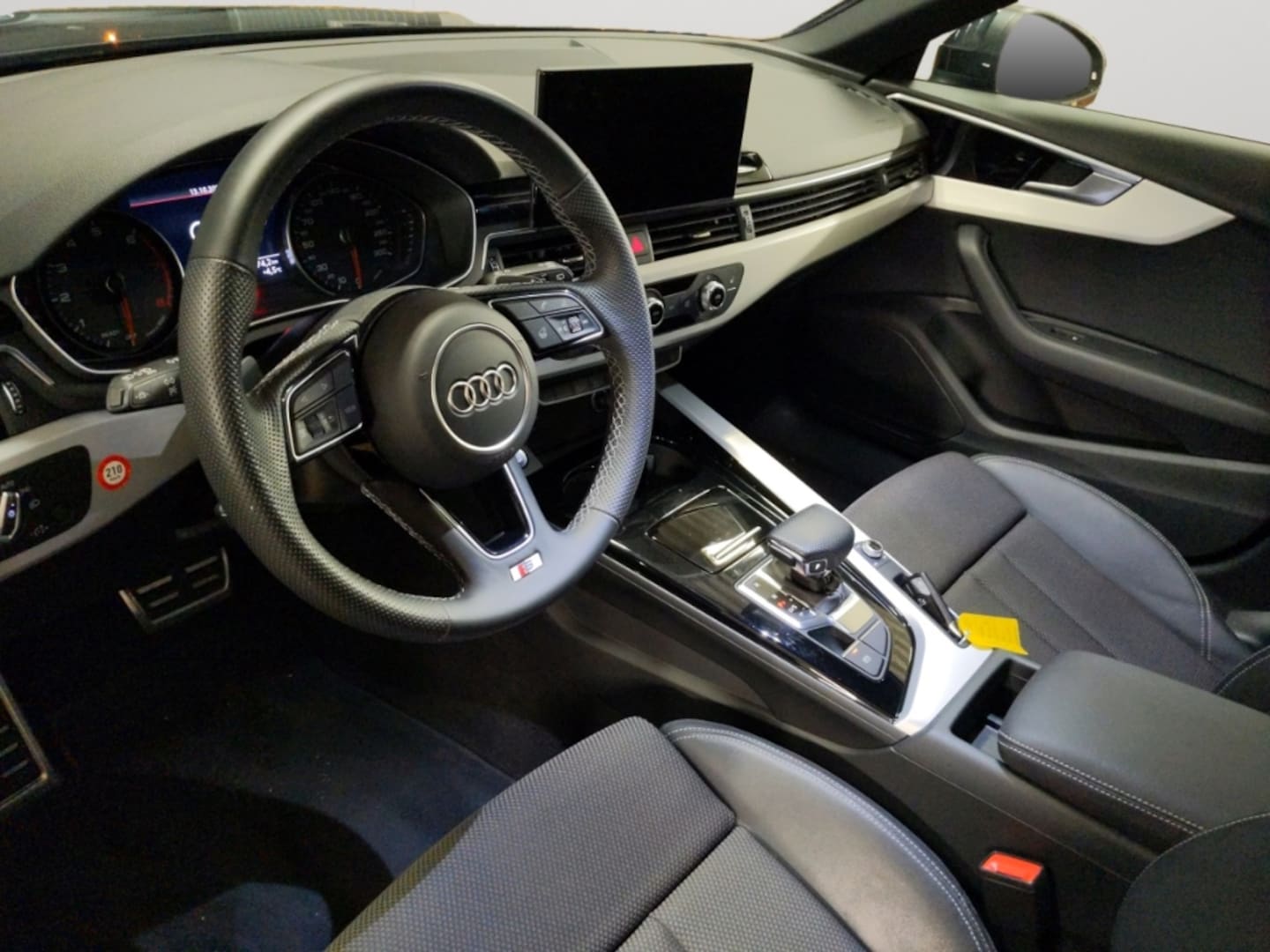Bild über Audi A4 Avant S line 35 TFSI S tronic - für weitere Informationen kontaktieren Sie den Audi Partner