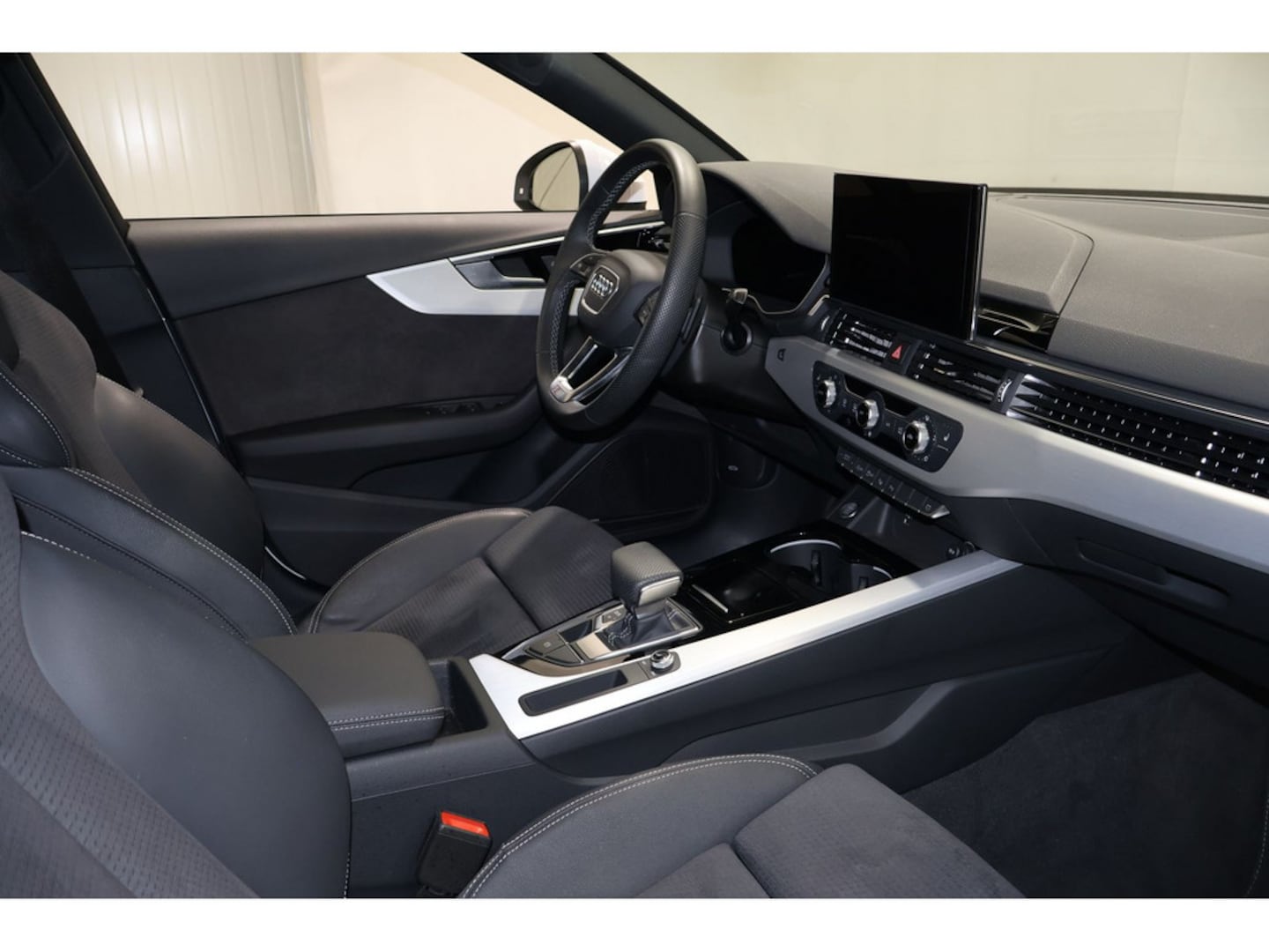 Bild über Audi A4 Avant S line 40 TFSI S tronic - für weitere Informationen kontaktieren Sie den Audi Partner