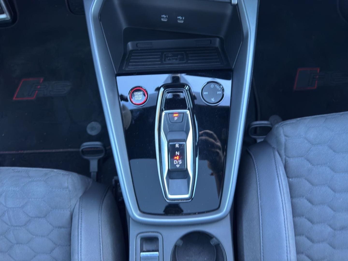 Bild über Audi RS 3 Limousine TFSI quattro S tronic - für weitere Informationen kontaktieren Sie den Audi Partner