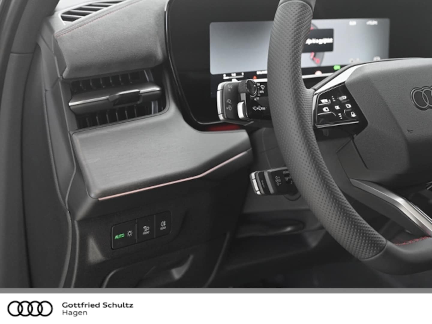 Bild über Audi Q3 SUV TFSI quattro 195 kW S tronic - für weitere Informationen kontaktieren Sie den Audi Partner