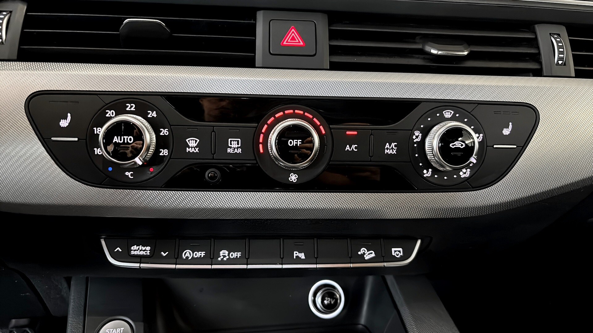 Bild som visar&nbsp;Audi A4 allroad quattro&nbsp;A4 allroad 2.0 TDI quattro Proline 190 hk 6-växlad - för mer information kontakta din Audi Partner