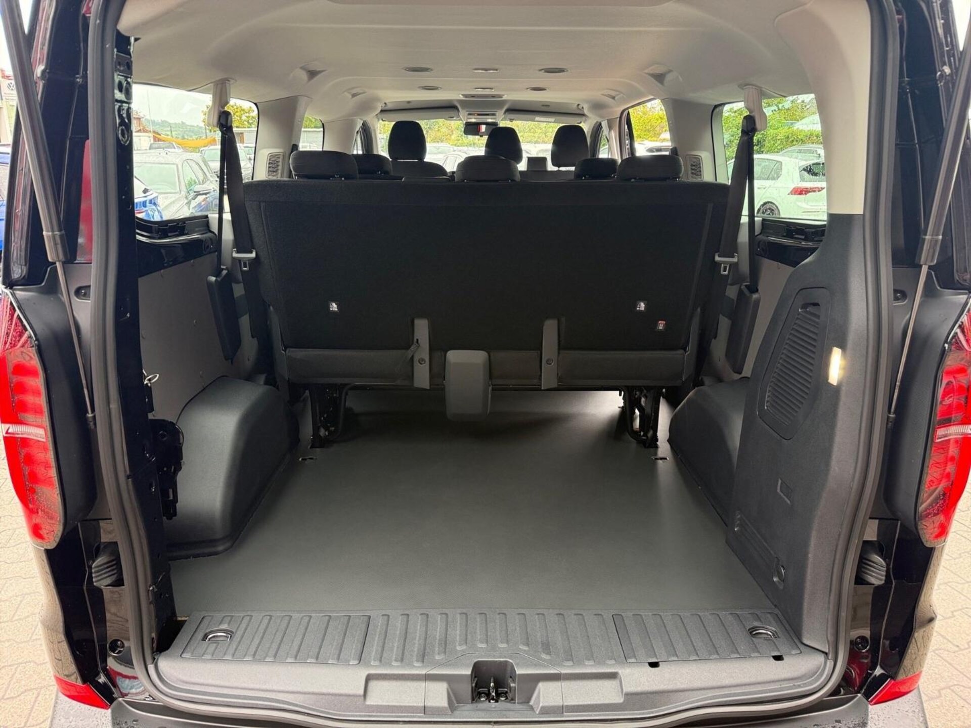 Volkswagen Transporter Kombi langer Radstand