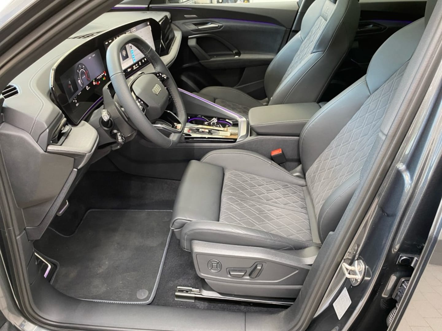 Bild über Audi Q5 SUV TDI quattro 220 kW S tronic - für weitere Informationen kontaktieren Sie den Audi Partner