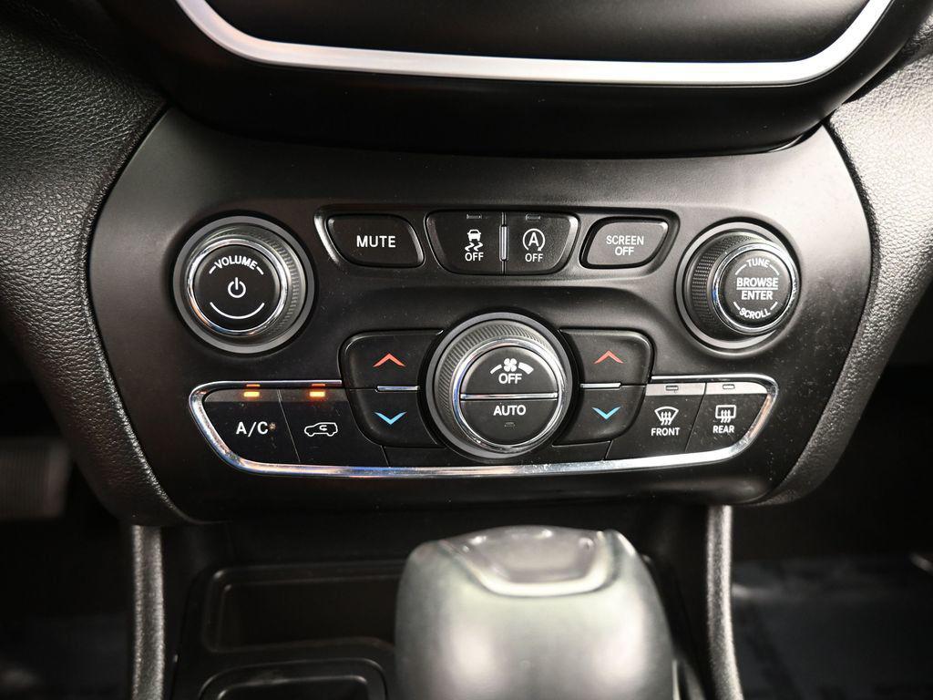 2021 Jeep Cherokee Latitude Lux - Photo 23