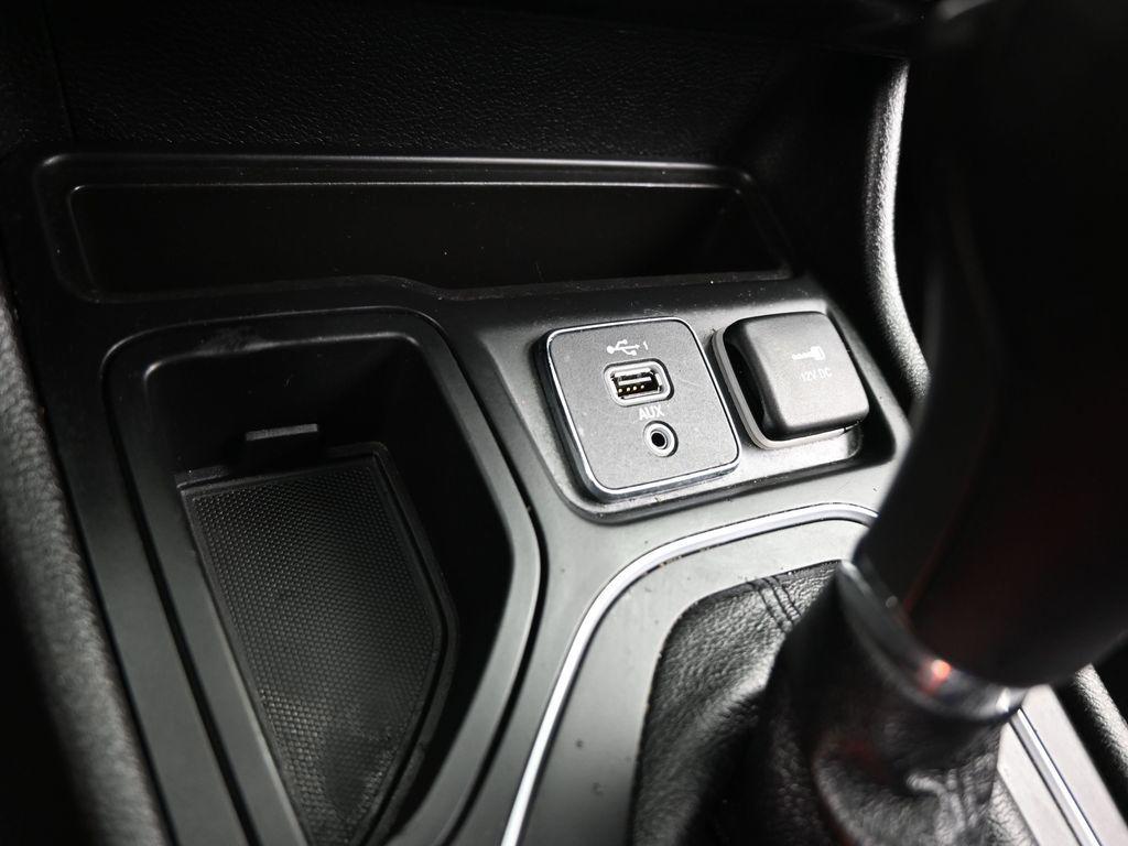 2021 Jeep Cherokee Latitude Lux - Photo 24