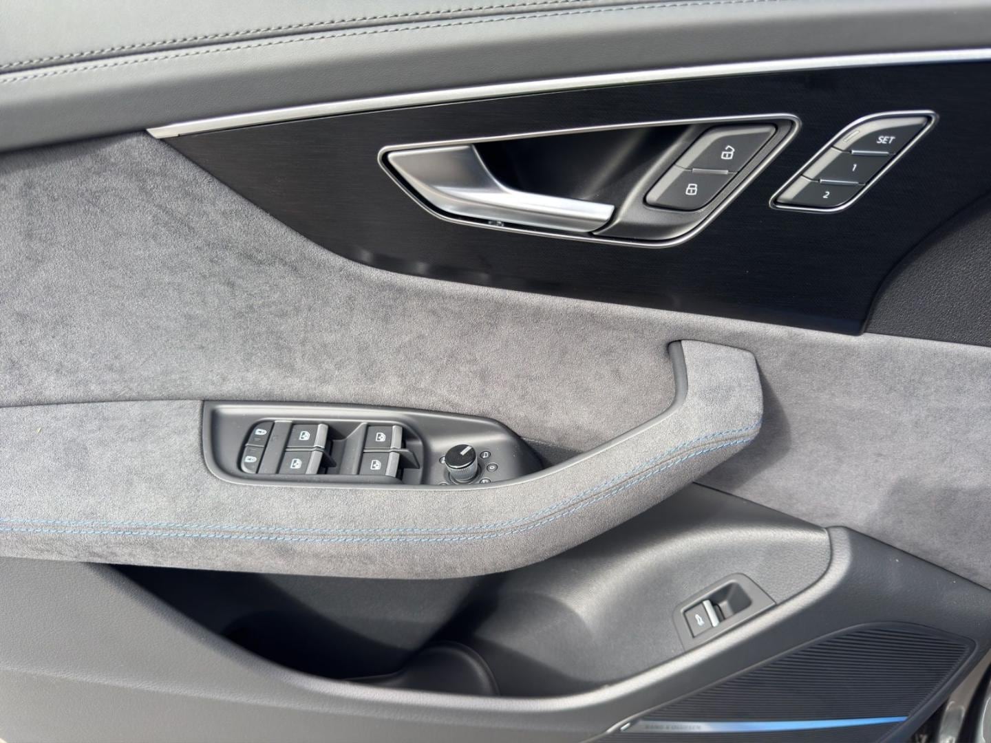 Bild über Audi RS Q8 SUV TFSI quattro 471 kW tiptronic - für weitere Informationen kontaktieren Sie den Audi Partner