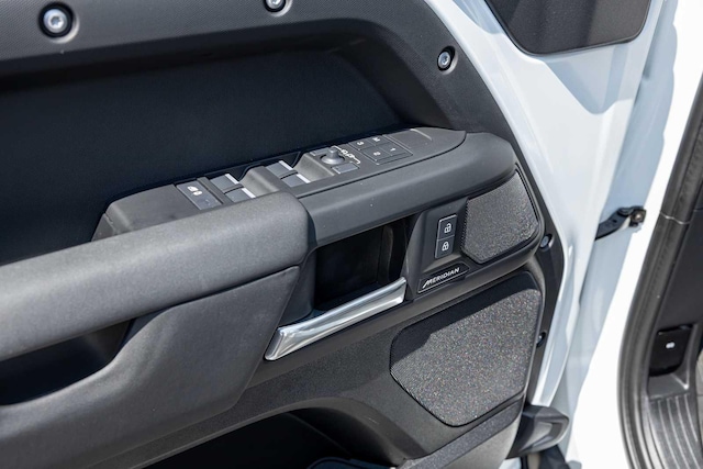 2025 Land Rover Defender S - Photo 11