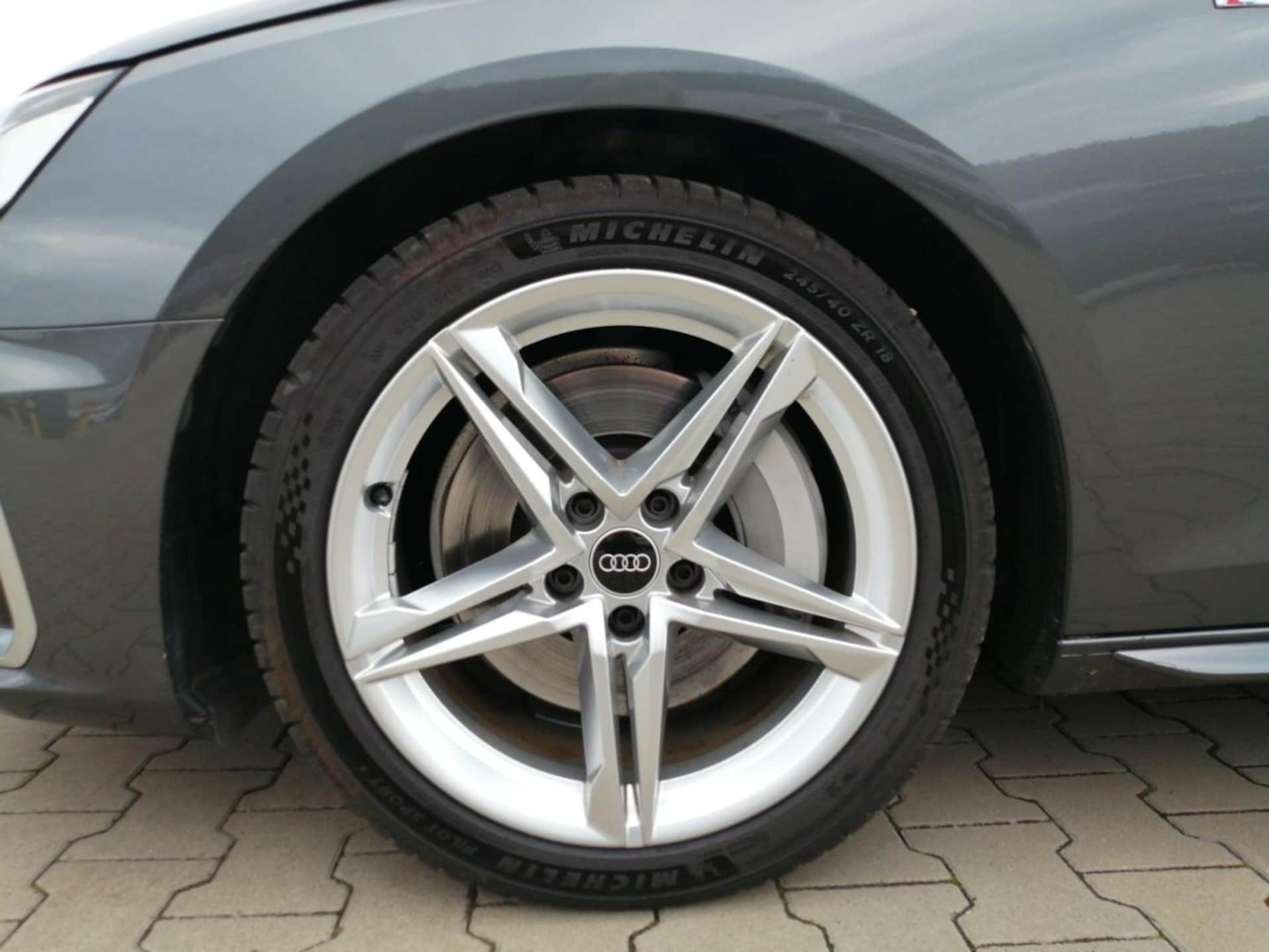 Audi A4 Avant S line