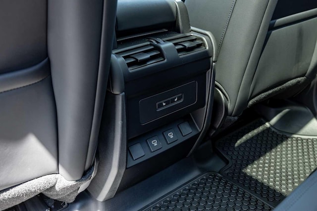 2025 Land Rover Defender S - Photo 33