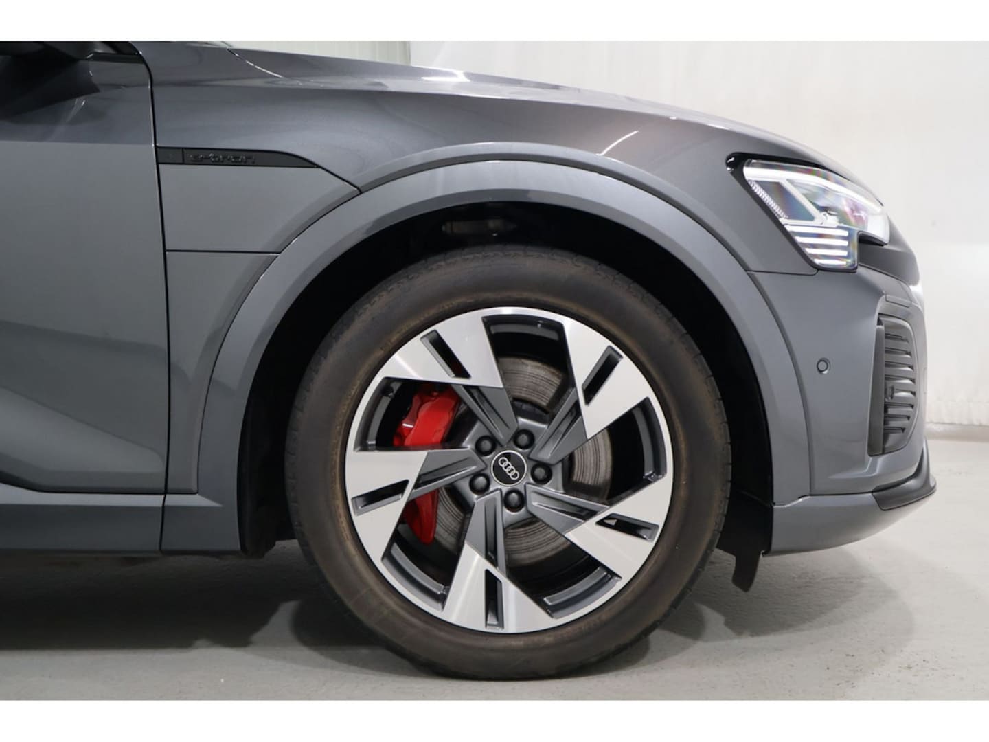 Bild über Audi Q8 e-tron S line 55 e-tron quattro - für weitere Informationen kontaktieren Sie den Audi Partner