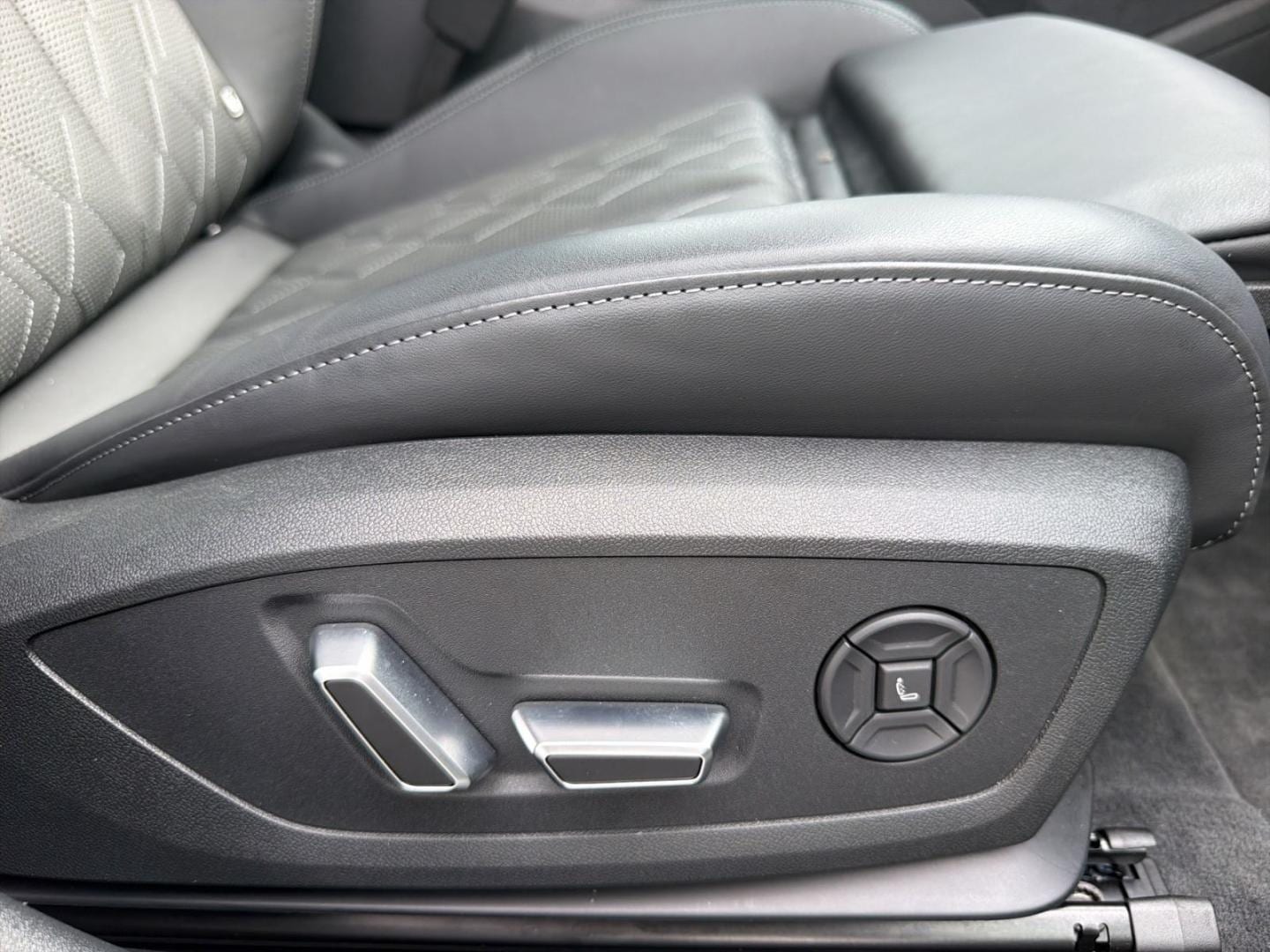 Bild über Audi S6 Sportback e-tron edition one beige e-tron - für weitere Informationen kontaktieren Sie den Audi Partner