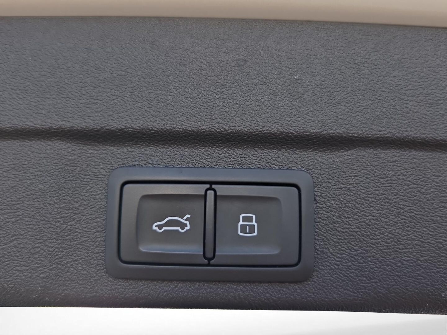 Bild über Audi A6 Avant TDI 150 kW S tronic - für weitere Informationen kontaktieren Sie den Audi Partner