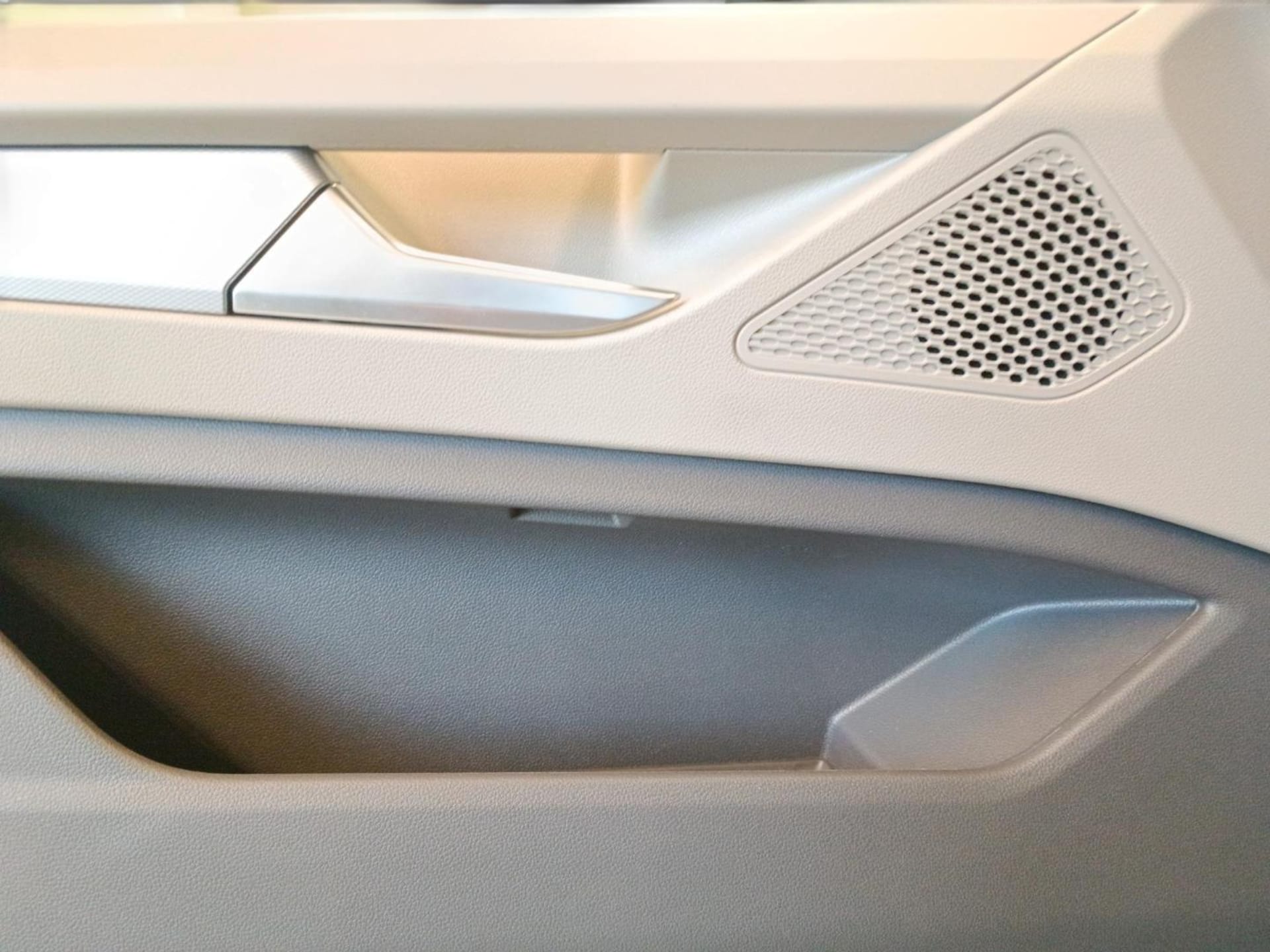 Volkswagen Multivan Langversion Basis-Modell