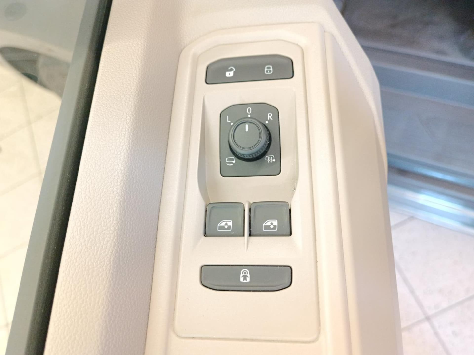 Volkswagen Multivan Langversion Basis-Modell