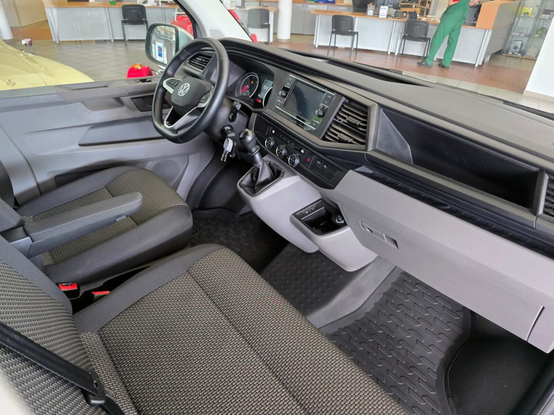 Volkswagen Caravelle 6.1 długi roztaw osi S