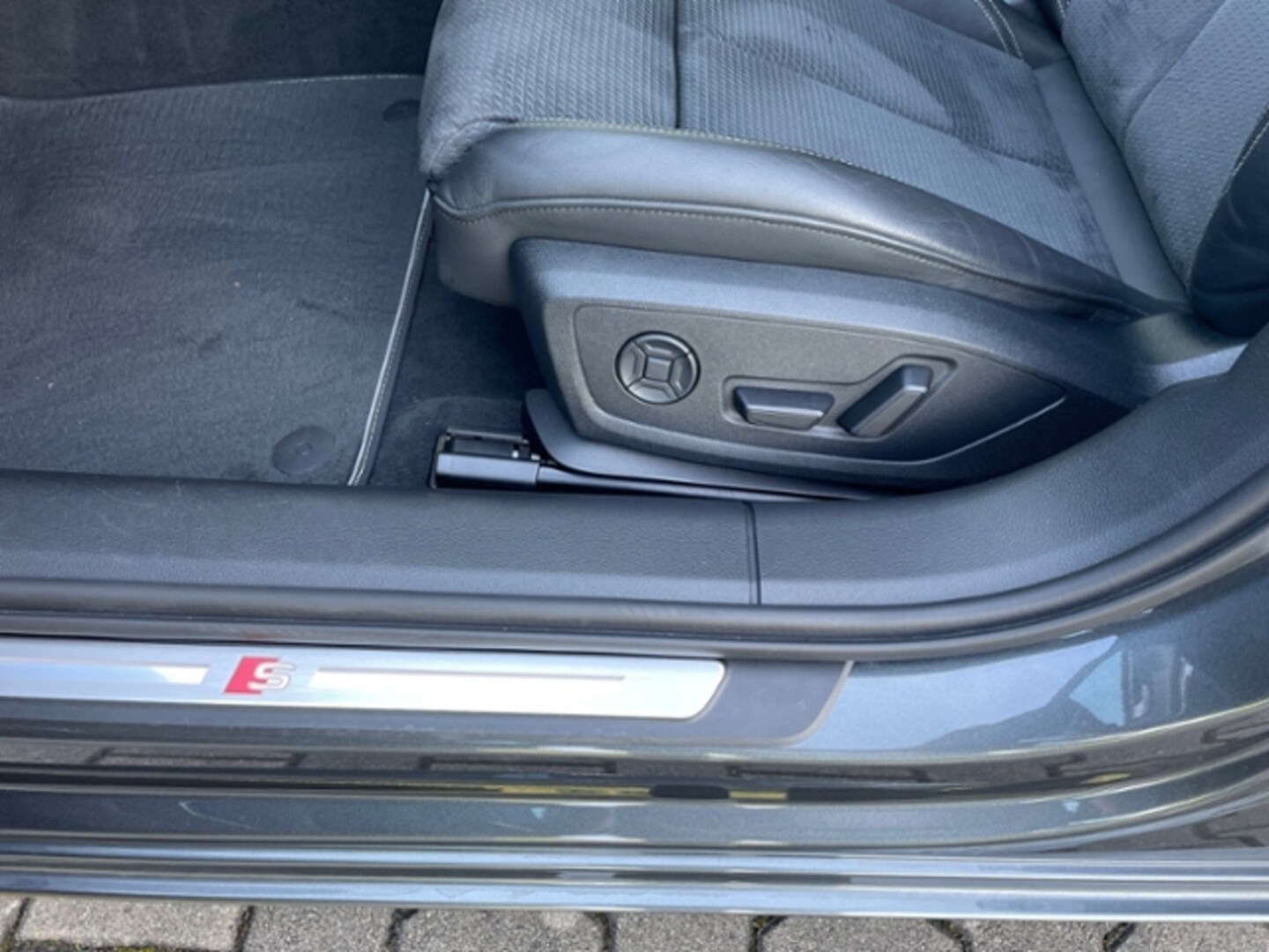 Bild über Audi S6 Avant TDI quattro tiptronic - für weitere Informationen kontaktieren Sie den Audi Partner