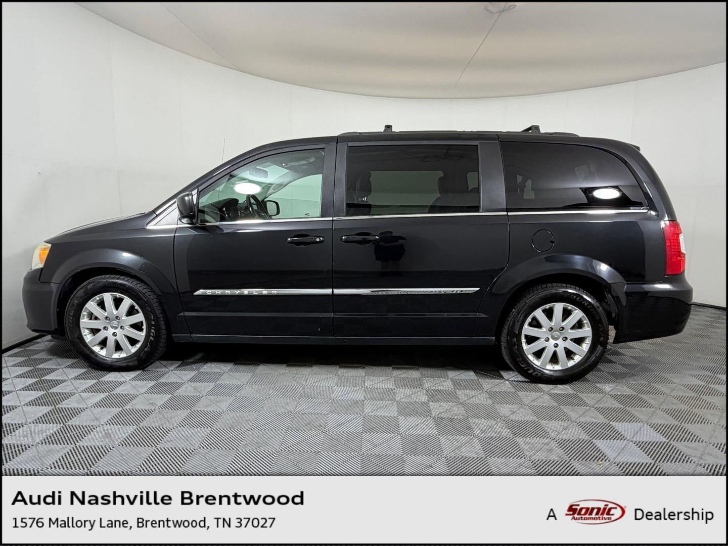 2014 Chrysler Town & Country Touring's photo