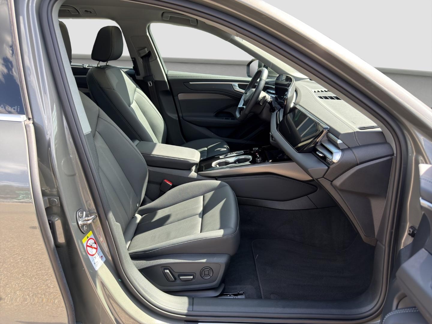 Bild über Audi A6 Avant TDI 150 kW S tronic - für weitere Informationen kontaktieren Sie den Audi Partner