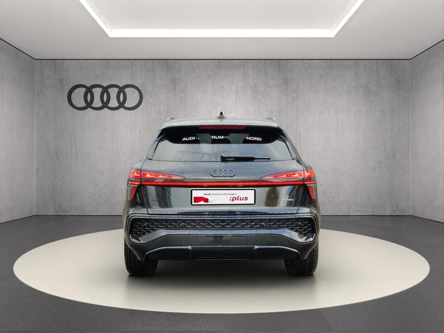 Bild über Audi Q3 SUV TFSI quattro 195 kW S tronic - für weitere Informationen kontaktieren Sie den Audi Partner