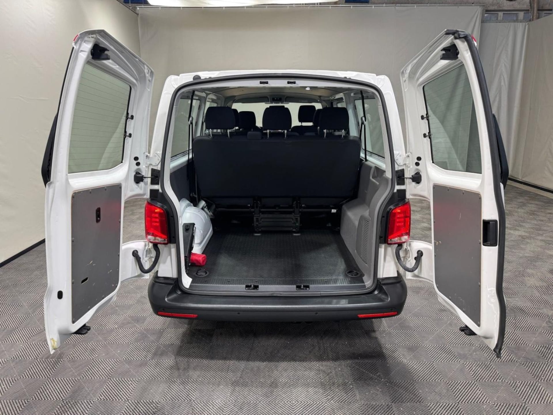 Volkswagen T6.1 Transporter Kombi langer Radstand