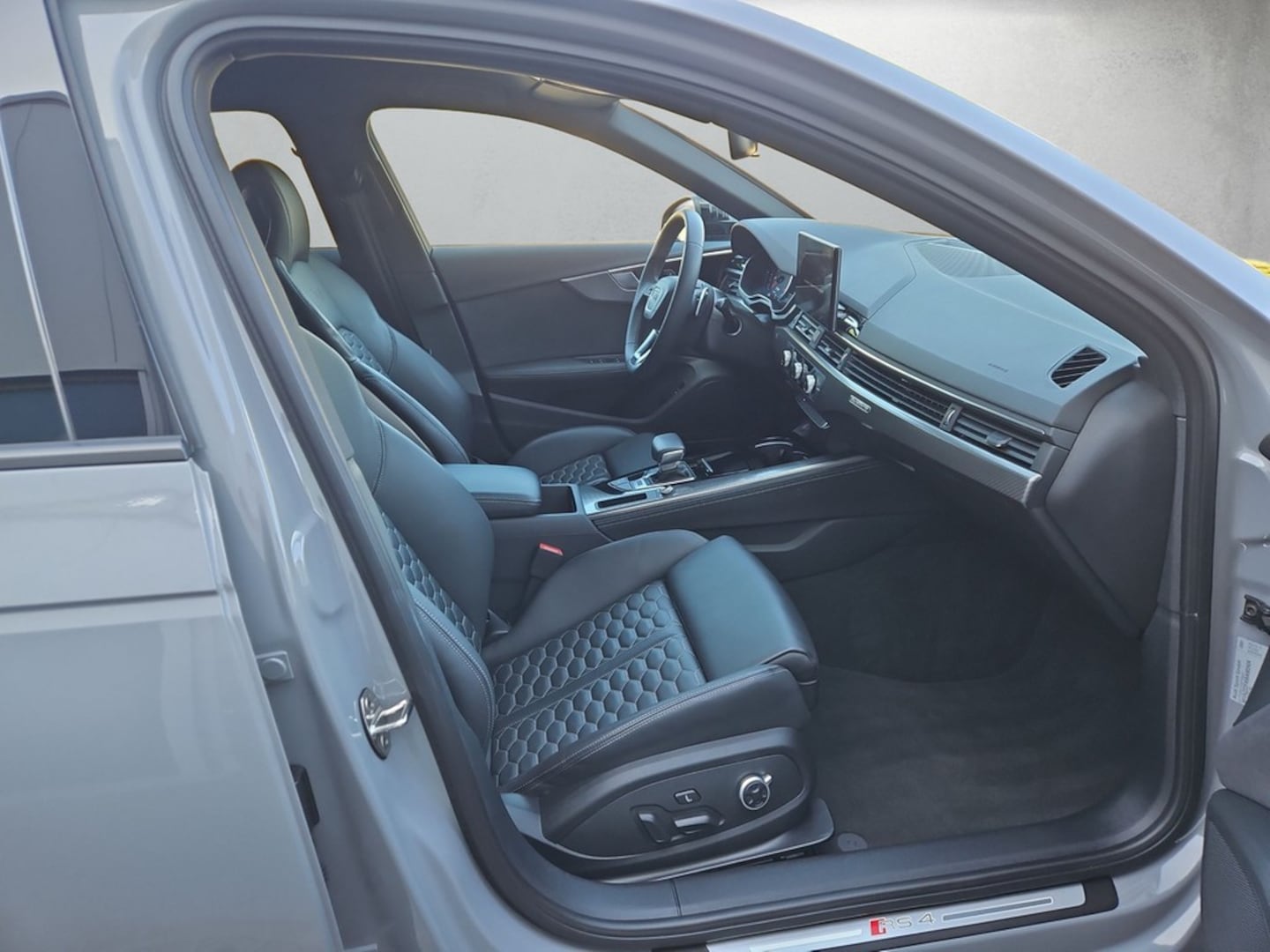 Bild über Audi RS 4 Avant TFSI quattro tiptronic - für weitere Informationen kontaktieren Sie den Audi Partner