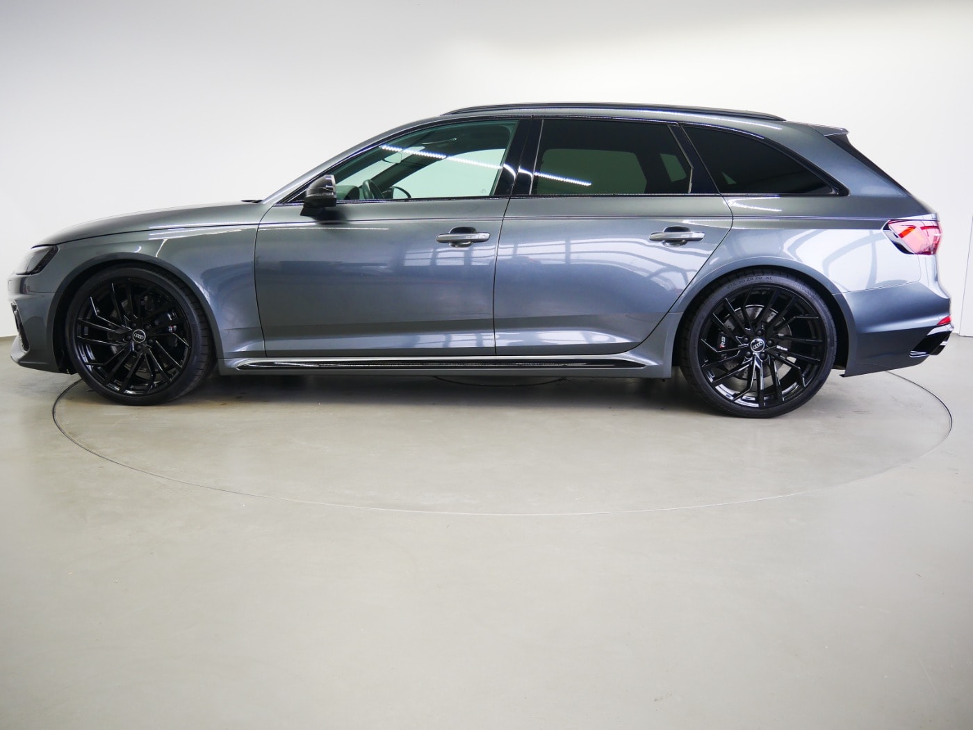 Image about Audi RS 4 Avant TFSI quattro tiptronic