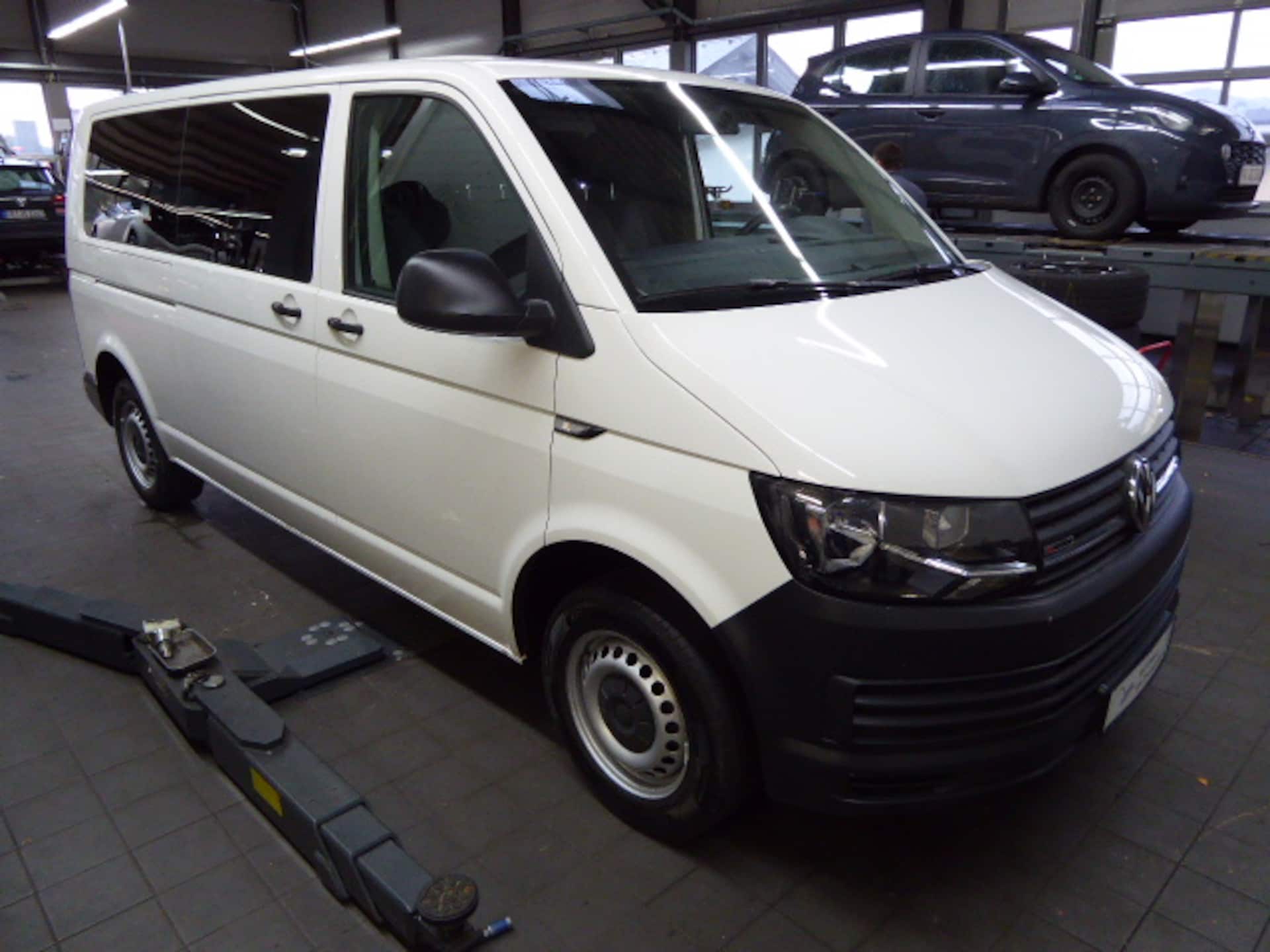 Volkswagen T6 Transporter Kombi langer Radstand