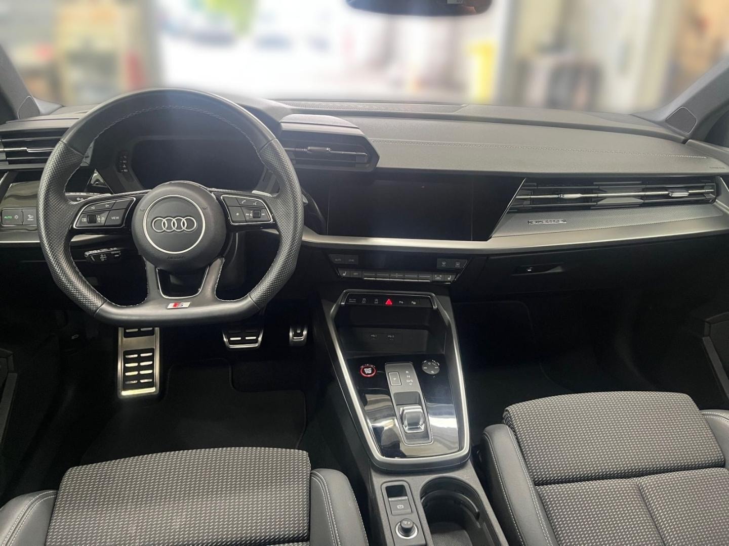 Bild über Audi S3 Limousine TFSI quattro S tronic - für weitere Informationen kontaktieren Sie den Audi Partner