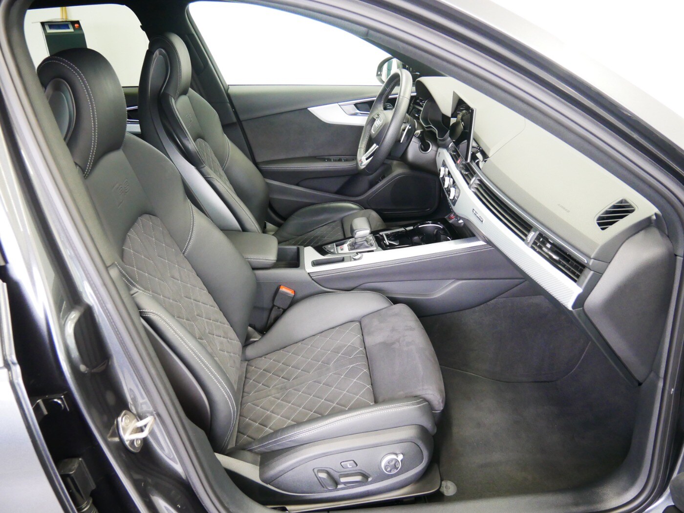 Image about Audi RS 4 Avant TFSI quattro tiptronic