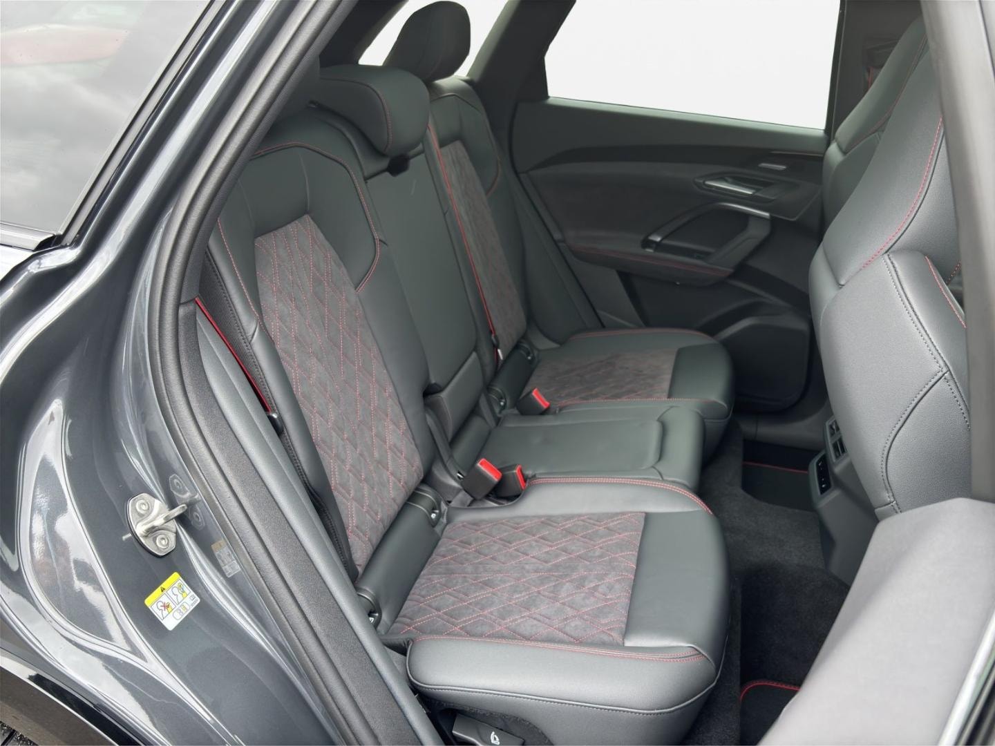 Bild über Audi SQ5 SUV edition one mit Akzenten mythosschwarz TFSI 270 kW S tronic - für weitere Informationen kontaktieren Sie den Audi Partner