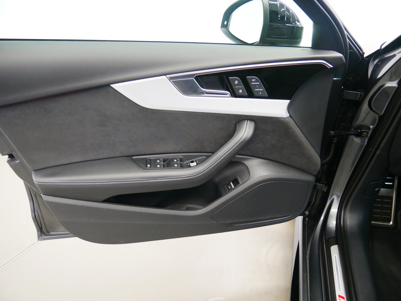 Image about Audi RS 4 Avant TFSI quattro tiptronic